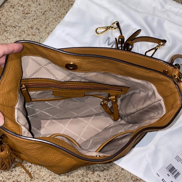 ❌SOLD❌MICHAEL KORS BROOKE MD BUCKET MESSENGER LEATHER BAG - Picture 8 of 10